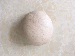 将面团揉光滑，盖保鲜膜室温发酵