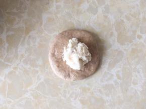 包裹上10克左右的奶油奶酪馅
