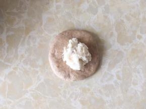 包裹上10克左右的奶油奶酪馅