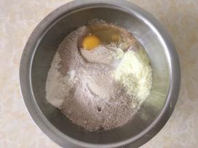 容器内加入高筋面粉，黑麦粉，细砂糖，奶粉，鸡蛋跟酵母