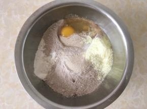 容器内加入高筋面粉，黑麦粉，细砂糖，奶粉，鸡蛋跟酵母