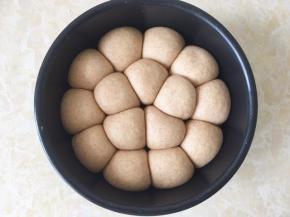 发酵好的面团明显比之前膨胀很多，烤箱预热190度