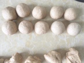 将每一份面团揉至表面光滑，盖保鲜膜室温松弛15分钟