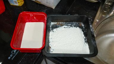 湿粉、干粉（放入椒盐）准备好