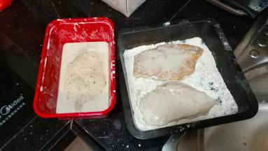 将鸡胸肉先粘上一层干粉，再粘一层湿粉，最后再粘一层干粉