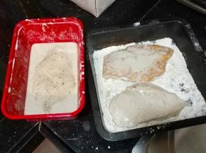 将鸡胸肉先粘上一层干粉，再粘一层湿粉，最后再粘一层干粉