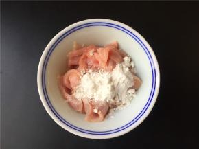 将瘦肉切片加入适量淀粉和水拌匀。