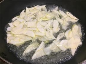 将茭白切薄片放入沸水中焯水2分钟捞出沥干水份备用。
