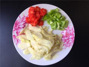 将胡萝卜切片，青椒切小块。