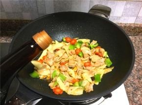 倒入适量生抽翻炒10秒即可关火。
