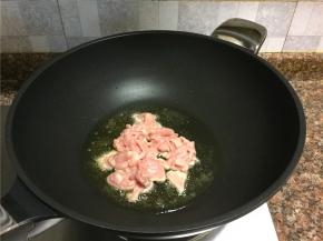 放入瘦肉快速翻炒断生。