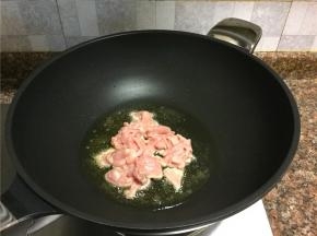 放入瘦肉快速翻炒断生。