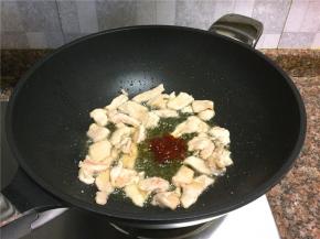 放入豆瓣酱翻炒5秒，炒出香味。