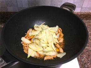 放入茭白翻炒10秒。