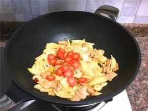 放入胡萝卜翻炒10秒。