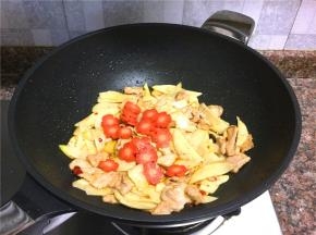 放入胡萝卜翻炒10秒。