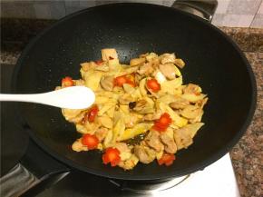 放入适量盐翻炒10秒。