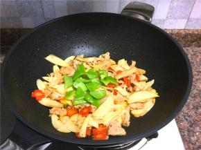 放入青椒翻炒10秒。