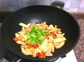 放入青椒翻炒10秒。