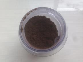 用研磨机或者擀面棍将奥利奥饼干擀成粉末状（如果有夹心的就先去掉，网上也有专门卖奥利奥饼干碎的）