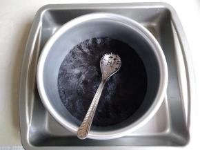 6寸活底模具底部铺一张裁剪好的油纸，黄油隔水加热融化成液体，倒入饼干末里拌匀，再倒入模具里，用汤匙压平压紧实，放入冰箱冷藏备用