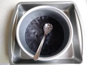 6寸活底模具底部铺一张裁剪好的油纸，黄油隔水加热融化成液体，倒入饼干末里拌匀，再倒入模具里，用汤匙压平压紧实，放入冰箱冷藏备用