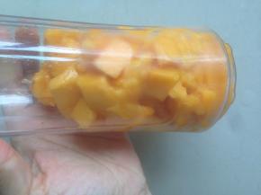 200克芒果肉切块放入料理机里，搅打成芒果泥