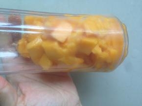 200克芒果肉切块放入料理机里，搅打成芒果泥