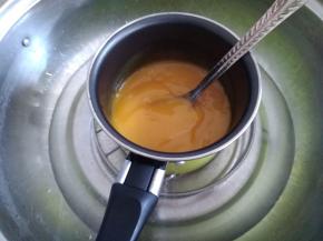 芒果泥倒入小锅里，隔热水加温到50度，将泡好的吉利丁片拧干水分，放入芒果泥里，拌至吉利丁全部融化。放凉后放入冰箱冷藏几分钟