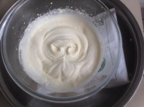 淡奶油加糖倒入搅打盆里，隔冰水或者冰袋，用电动打蛋器搅打淡奶油，打到还可以流动的状态