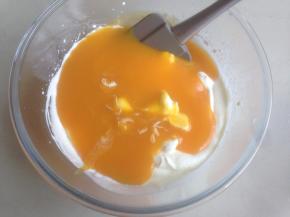 将冷藏过的芒果酱倒入淡奶油里