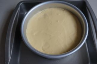 再倒入剩余的芒果慕斯液，在桌面上震几下，震出大气泡，放入冰箱冷藏2个小时