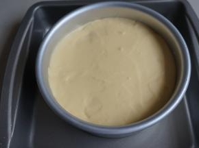 再倒入剩余的芒果慕斯液，在桌面上震几下，震出大气泡，放入冰箱冷藏2个小时