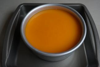 做镜面：芒果肉90克加40克水用料理机打成芒果泥，倒入小奶锅里，隔热水加温到50度，将浸泡过的4克吉利丁片拧干水分后放入，拌至吉利丁片全部融化。其实这个步骤与前面做法一样的，最后淋在表面，放入冰箱冷藏4小时。