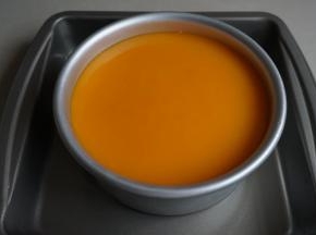 做镜面：芒果肉90克加40克水用料理机打成芒果泥，倒入小奶锅里，隔热水加温到50度，将浸泡过的4克吉利丁片拧干水分后放入，拌至吉利丁片全部融化。其实这个步骤与前面做法一样的，最后淋在表面，放入冰箱冷藏4小时。