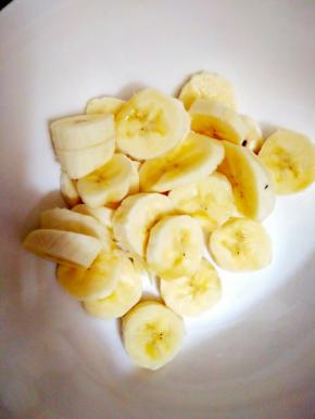 把两根香蕉剥皮切片