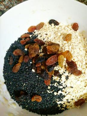 加入葡萄干，在取适量葡萄干用温水泡上备用。还可以加入蔓越莓和蓝莓干