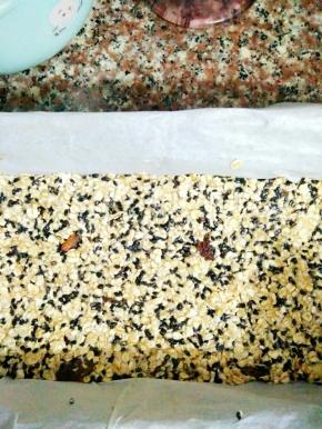 模具用油纸包好，把混合好的材料倒入模具中压实