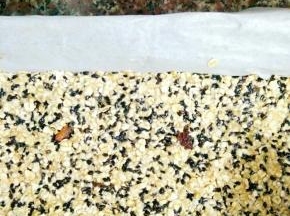 模具用油纸包好，把混合好的材料倒入模具中压实