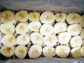 在另外取一个香蕉切片，铺在上面。香蕉是配方外的