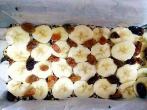 撒上用温水泡好的葡萄干，烤箱提前预热175度上下火