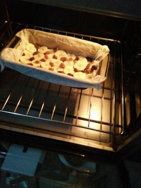 把装有香蕉燕麦的模具放入烤箱中，175度烤35分钟到45分钟左右，可以根据自家烤箱温度调整