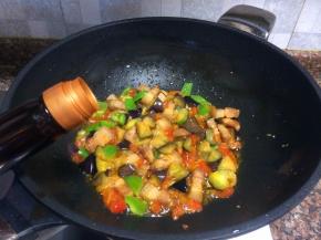 放入适量生抽翻炒20秒即可关火。