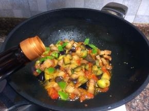 放入适量生抽翻炒20秒即可关火。