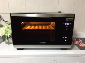 将蒸烤箱提前165度烘烤5-10分钟，然后放入食材至烤箱中层165度，约18分钟烘烤即可
