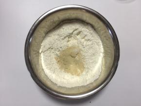  加入酵母搅拌均匀