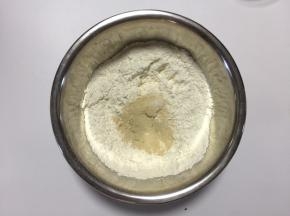  加入酵母搅拌均匀