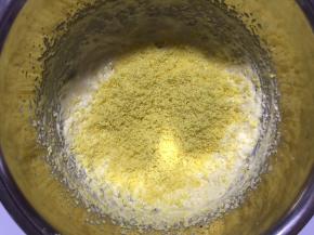 过筛加入熟蛋黄切拌均匀
