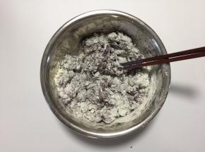    加入打好的浆液，用筷子搅拌成絮条状后揉成光滑面团
