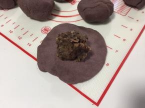    再将每个小剂子搓圆后压扁，擀成四边较薄